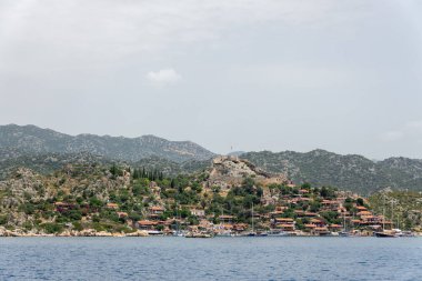Türkiye 'nin Uchagiz Körfezi' nde, batık Kekova kenti yakınlarında tepeye taş evler ve şato inşa edilmiş Kalekoy köyü