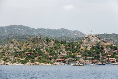 Türkiye 'nin Uchagiz Körfezi' nde, batık Kekova kenti yakınlarında tepeye taş evler ve şato inşa edilmiş Kalekoy köyü