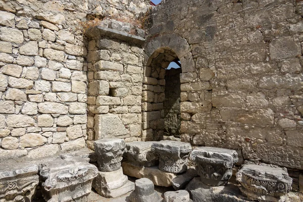 圣尼古拉斯教堂的阿耳特弥斯神殿的碎片 位于土耳其安塔利亚省现代城镇德姆雷的古代拜占庭圣尼古拉斯教堂 — 图库照片