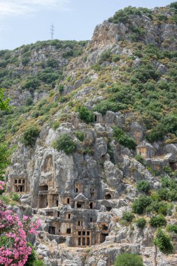 Antalya ilinin Demre ilçesindeki antik Myra kentinde bulunan Lycian taş kesimli mezarları