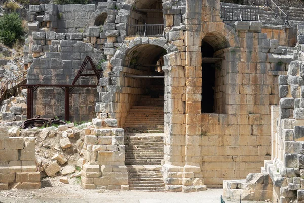 Antalya ilinin Demre kentindeki antik Myra kentinin Yunan-Roma amfitiyatrosuna giriş kalıntıları. Türkiye 'de turistik merkezler