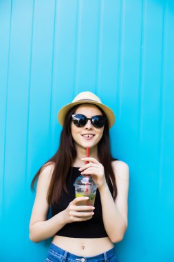 Gülen yaz kadını şapkalı ve güneş gözlüklü