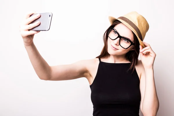 Chica atractiva joven tomando foto retrato selfie con teléfono móvil o cámara con gafas de sol sombrero y vestido de verano en turista de moda elegante — Foto de Stock