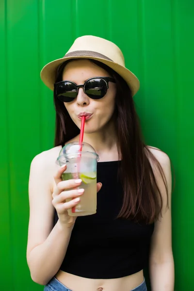 Mosolygó nyári nő kalapban és napszemüvegben — Stock Fotó