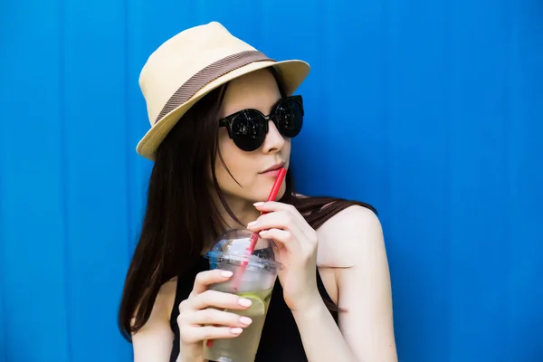 Gülen yaz kadını şapkalı ve güneş gözlüklü — Stok fotoğraf