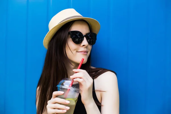 Gülen yaz kadını şapkalı ve güneş gözlüklü — Stok fotoğraf