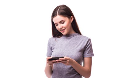 Genç kadın kullanarak mobil cep telefonu