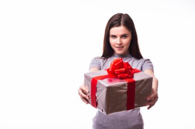  Beyaz arka planda izole edilmiş hediye kutusu olan genç ve güzel bir kadın.