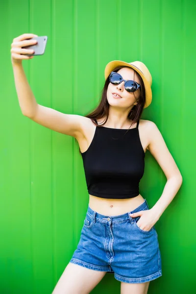 Chica de verano sobre colorido — Foto de Stock