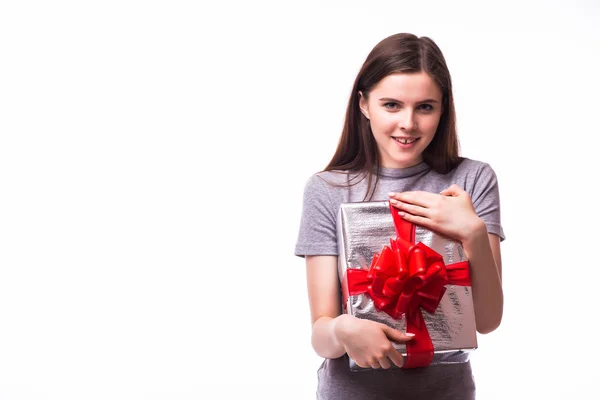 Молода красива жінка з подарунковою коробкою ізольована на білому тлі — стокове фото