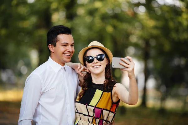 Glad ung man åka snålskjuts hans flickvän — Stockfoto