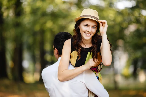 Feliz joven hombre piggybacking su novia —  Fotos de Stock