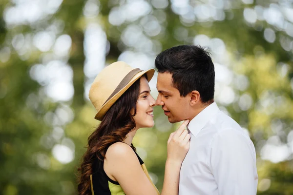 Couple d'amour dans la rue — Photo