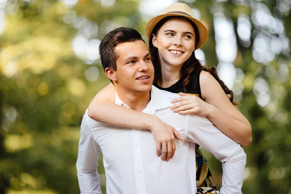 Liefde paar in straat — Stockfoto