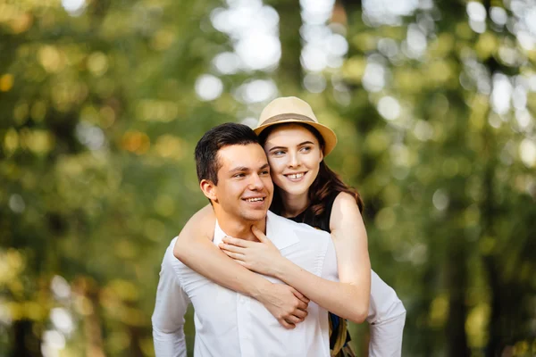 Couple d'amour dans la rue — Photo