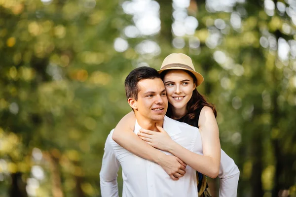 Couple d'amour dans la rue — Photo