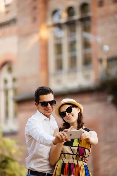 Casal jovem tomando Selfie na rua da cidade — Fotografia de Stock