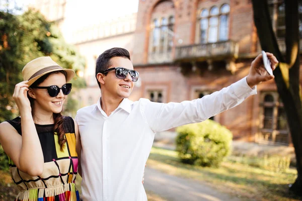 Joven pareja tomando selfie en ciudad calle —  Fotos de Stock
