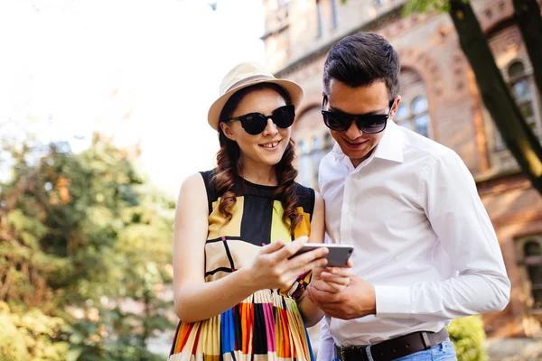 Joven pareja tomando selfie en ciudad calle — Foto de Stock