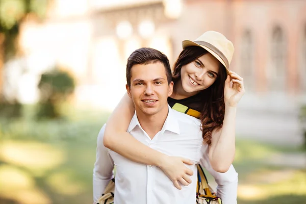 Man ger hans vackra flickvän en piggy back — Stockfoto