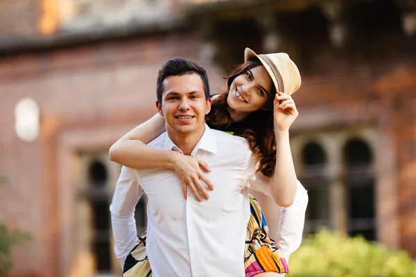 Couple amoureux marchant dans les rues de la ville — Photo