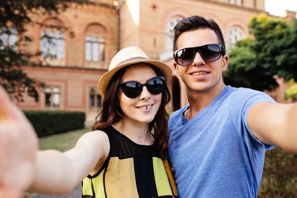 Amor pareja caminando en las calles de la ciudad — Foto de Stock