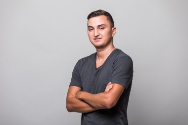 Adam geçti elleriyle ayakta