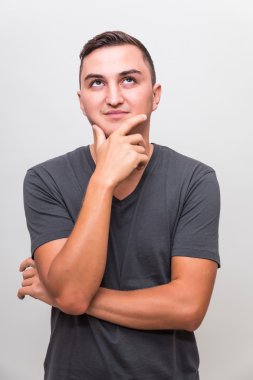  beyaz gömlek uzağa bakarak adam