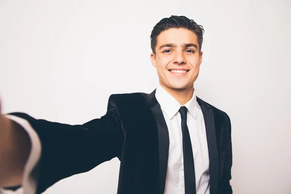 Hombre de negocios tomando selfie desde el teléfono — Foto de Stock