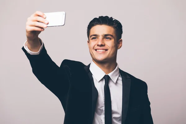 Hombre de negocios tomando selfie desde el teléfono — Foto de Stock