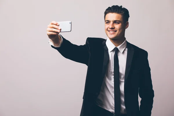 Obchodní muž vezme selfie z telefonu — Stock fotografie