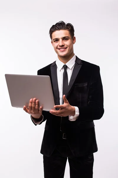 微笑的年轻商人，具有笔记本电脑的肖像 — 图库照片
