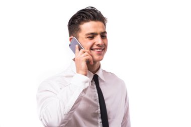 Yakışıklı iş adamı telefonda konuşuyor.