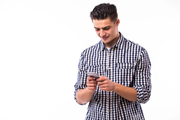 Ο άνθρωπος κειμένου sms στο τηλέφωνο με πουκάμισο. — Φωτογραφία Αρχείου