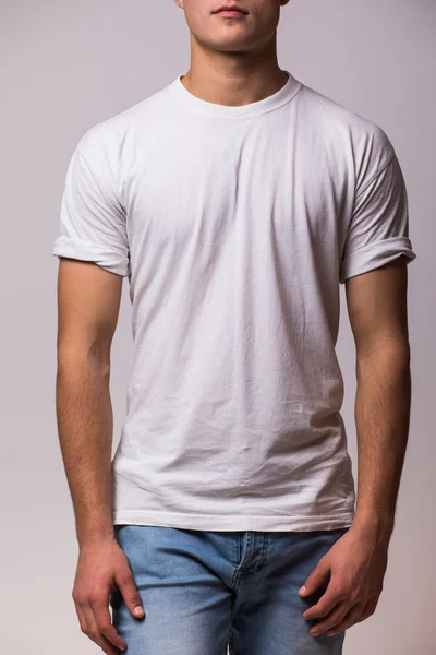 Cuerpo de hombre joven en camisa blanca — Foto de Stock