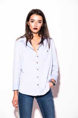 sevimli gülümseyen esmer kadın kız göstermek farklı jest