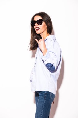 sevimli gülümseyen esmer kadın kız göstermek farklı jest