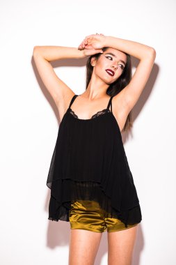 Elbise güzel mutlu sevimli gülümseyen esmer kadın kız rahat siyah hipster yaz elbise 