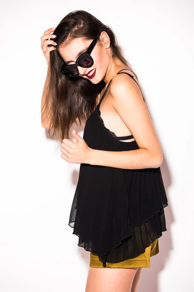 Красивая счастливая милая улыбающаяся брюнетка девушка в повседневной черной хипстерской летней одежде платье — стоковое фото
