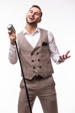 takım elbise şarkı mikrofon ile genç adam portresi