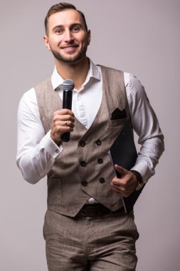 Takım elbise şarkı üzerinde mikrofon ile enerji genç adam.