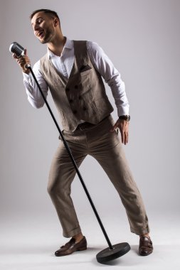 Yakışıklı adam komik jest