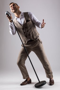 Yakışıklı adam komik jest