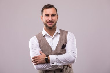 Yakışıklı adam komik jest