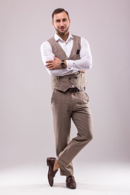 Yakışıklı adam komik jest