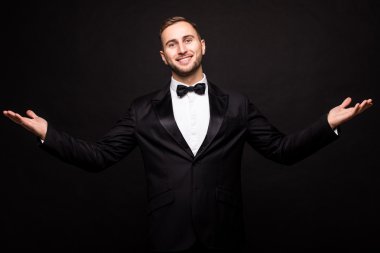 Takım elbiseli bir şovmen