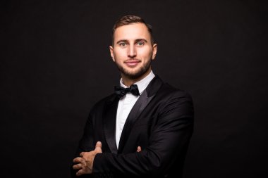 Takım elbiseli bir şovmen