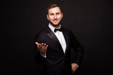 Takım elbiseli bir şovmen