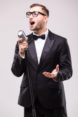 Takım elbise şarkı mikrofon üzerinde genç adam