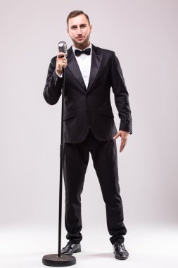 Takım elbise şarkı mikrofon üzerinde genç adam